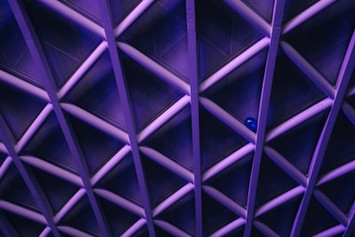 紫罗兰色的天花板，有纵横交错的图案；一个蓝色气球卡在横杆的一角